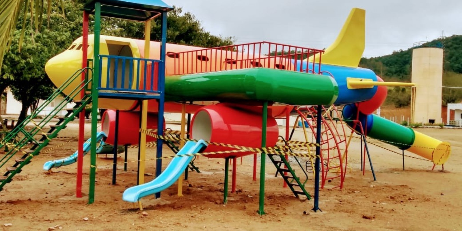 Parque infantil é instalado em Pedras Grandes