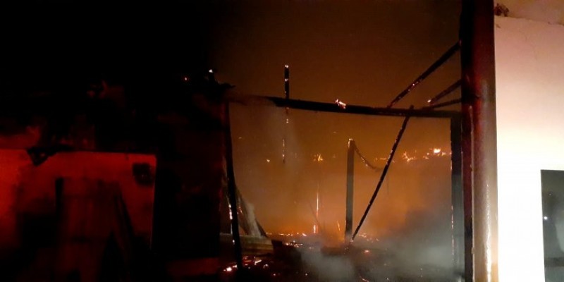 Incêndio de grandes proporções atinge centro de eventos e mobiliza bombeiros em Criciúma