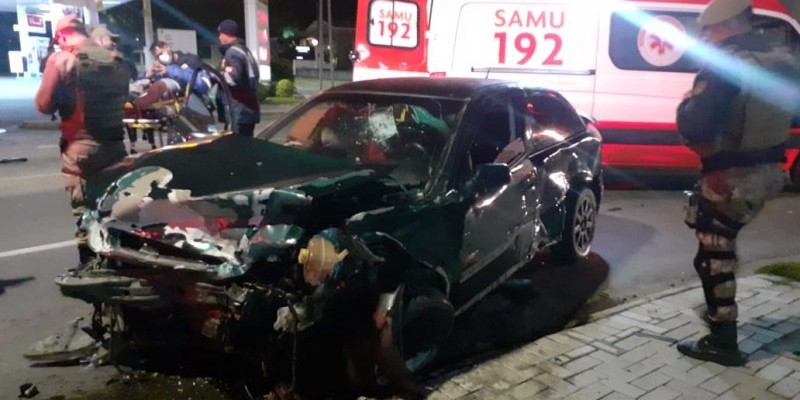 Colisão entre dois carros deixa três pessoas feridas em Criciúma
