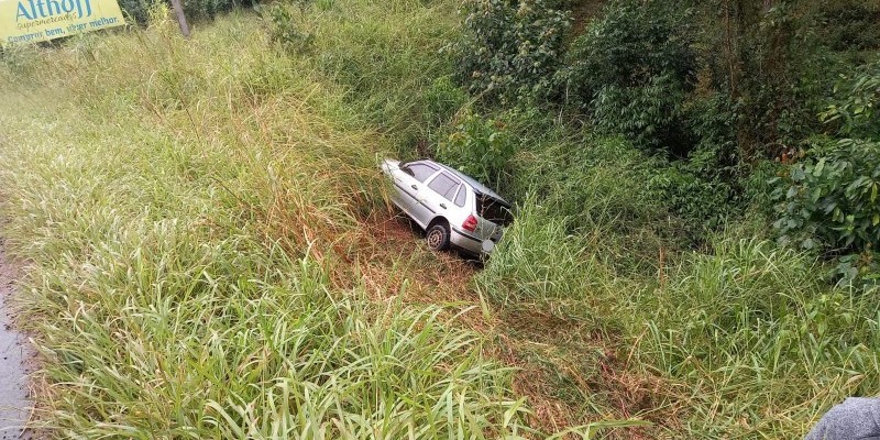 Carro sai da pista e provoca colisão na rodovia SC-108, em Urussanga