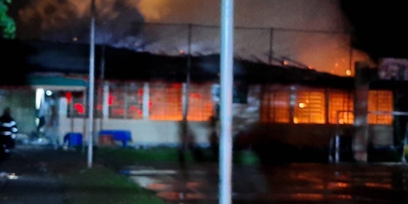 Homens tentam furtar fios e causam incêndio em escola de Criciúma