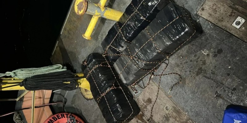 Mergulhadores encontram 130 kg de cocaína em casco de navio em Imbituba; veja o vídeo