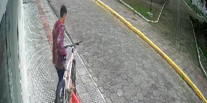Vídeo: mais uma bicicleta é furtada no Centro de São Ludgero