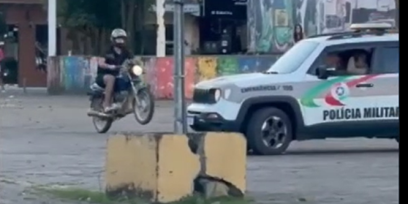 Vídeo: motociclista realiza manobras em Praça de BN e desafia Polícia